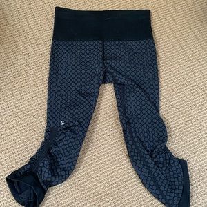 Lululemon patterned cropped leggings
